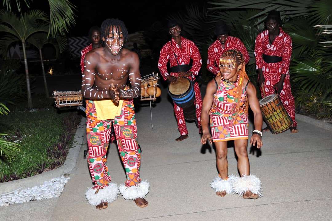 Artistes ivoiriens animant la soirée d’accueil du 4e Séminaire Groupe de Star Oil Group à Abidjan.